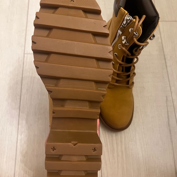 JustFab Sebbe Lace-Up Lug Sole Boots. Size 6. Color: Camel. - Picture 4 of 4